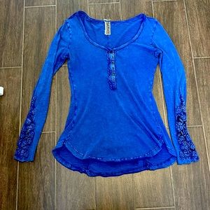 Free People | Blue Longsleeve Top with exposed sleeves